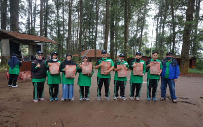 Pemberian Reward Bagi Guru dan Karyawan SMP FK Bina Muda